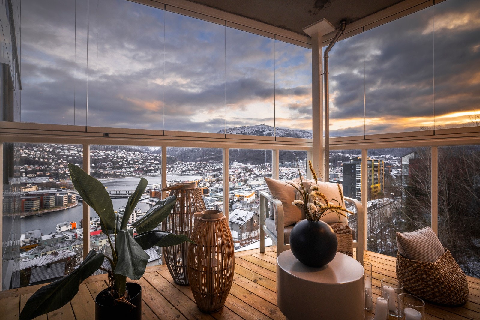 Den innglassede balkongen måler nærmere 10 kvm, og byr på en fantastisk utsikt. Galleribilde