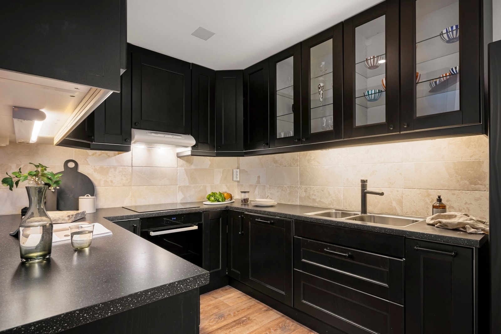 Kjøkkenet ligger i en delvis åpen løsning mot stuen. Galleribilde