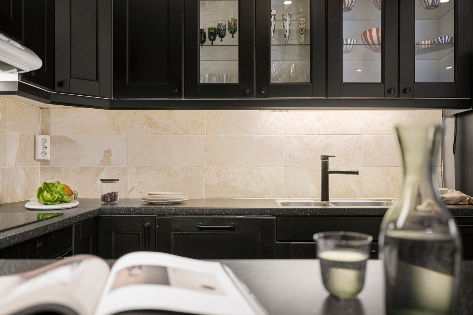 De integrerte hvitevarene, herunder stekeovn, induksjonsplatetopp og oppvaskmaskin, medfølger i handelen. Galleribilde