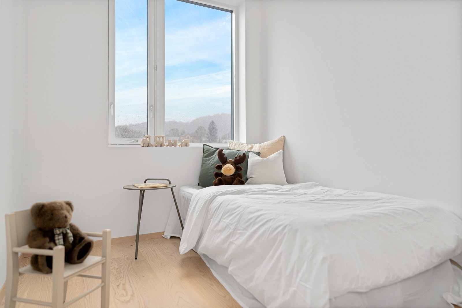 De store vinduene skaper en flott romfølelse. Galleribilde