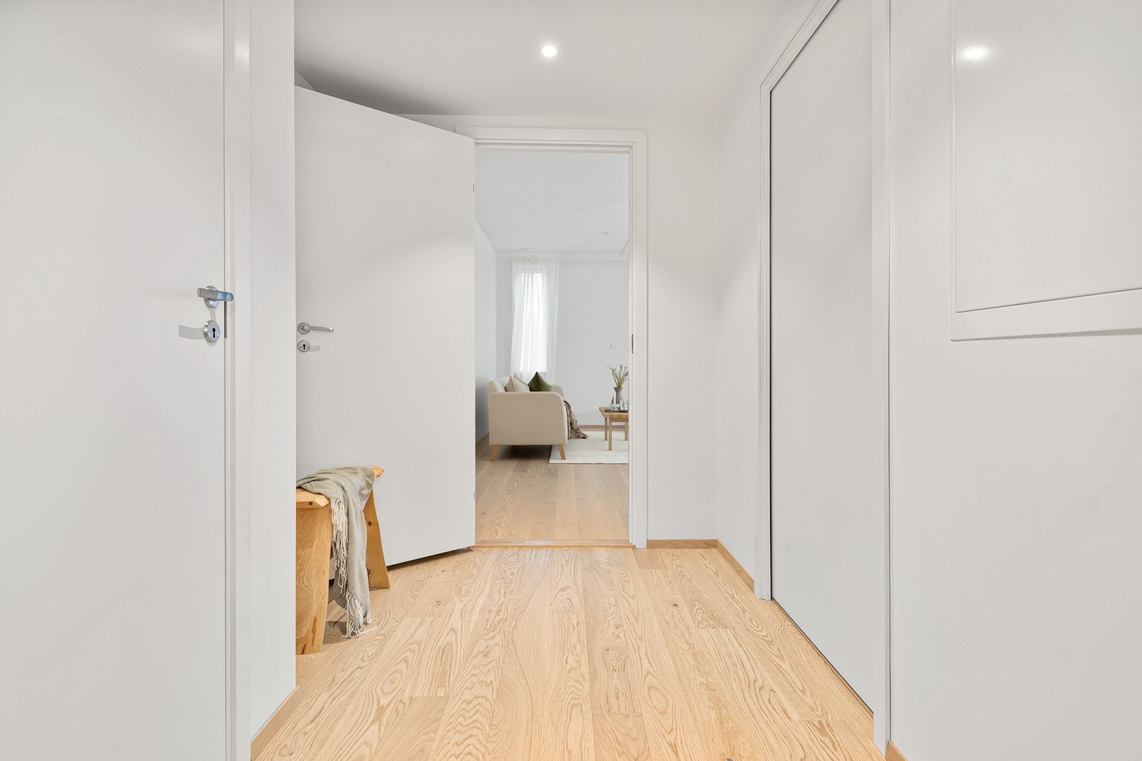 Det er dør inn til stuen som kan lukkes for å skille av. til venstre er det også plass til skohylle, kommode etc. Galleribilde