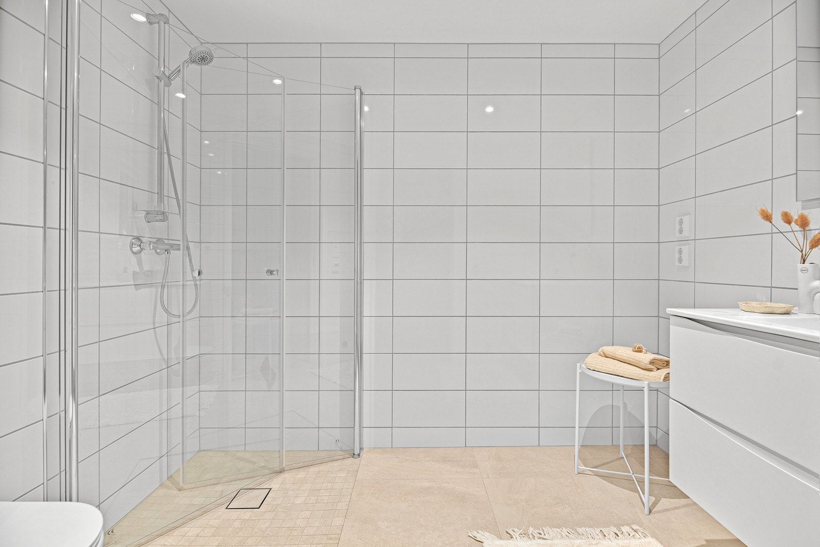 Romslig bad med 60x60 fliser på gulv samt mosaikk i dusjnisje. Galleribilde