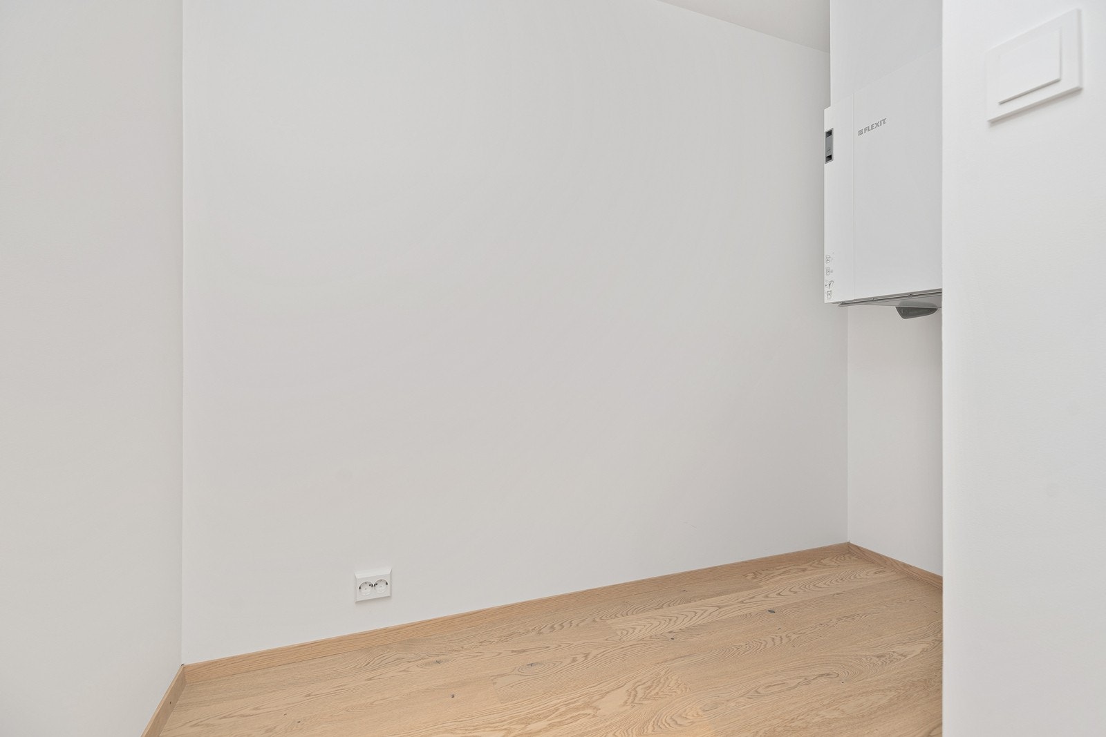 Praktisk innvendig bod med plass til oppbevaringsløsninger. Her ligger også anlegget for bl.a. balansert ventilasjon. Galleribilde