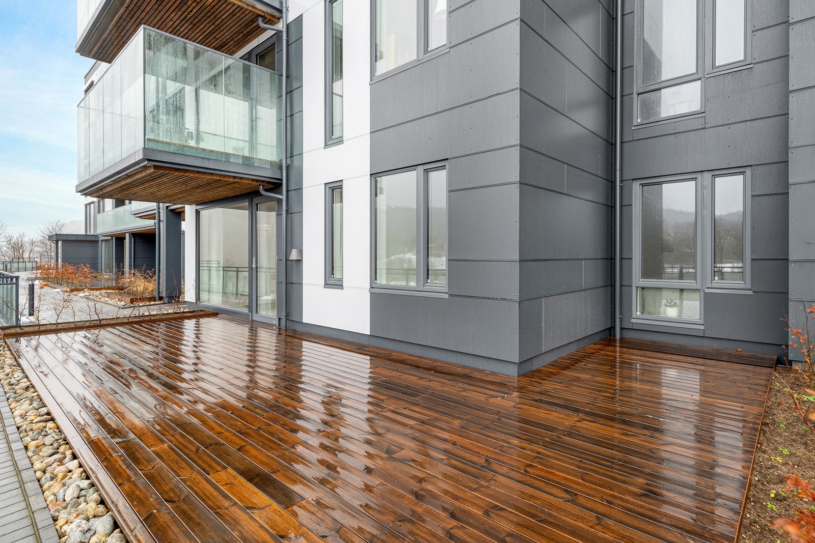 Terrassen er på hele 32,9 kvm og har gode møbleringsmuligheter til hagemøbler, m.m. Galleribilde