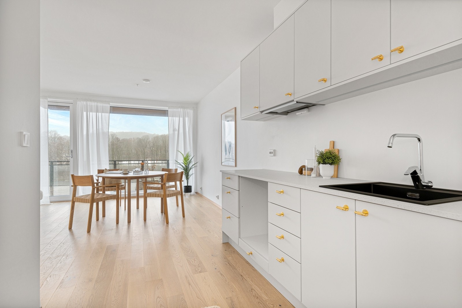 De store vindusflatene gir godt med lys, og skaper en flott atmosfære. Galleribilde