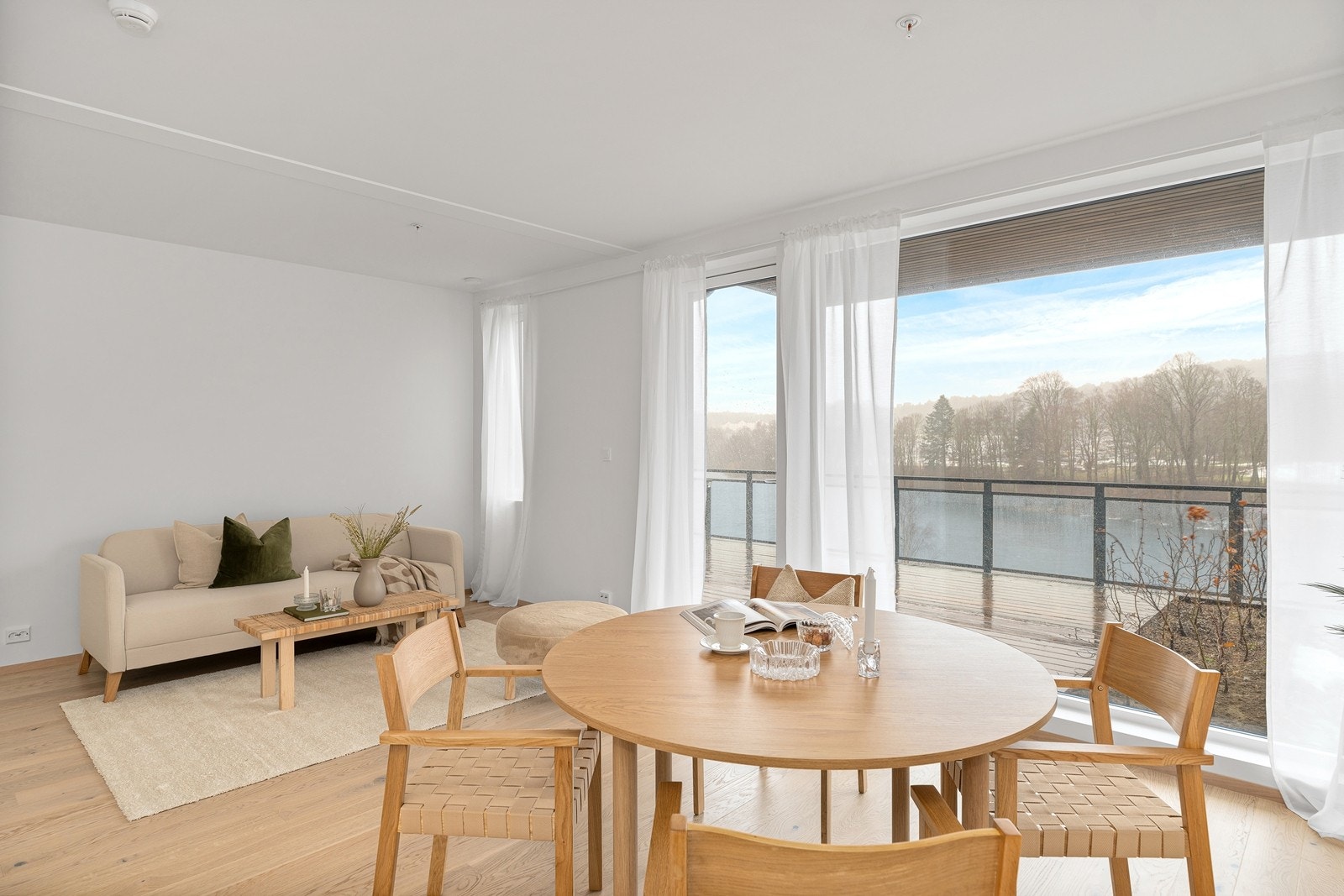 Fra stuen er det utgang til en romslig terrasse. Galleribilde