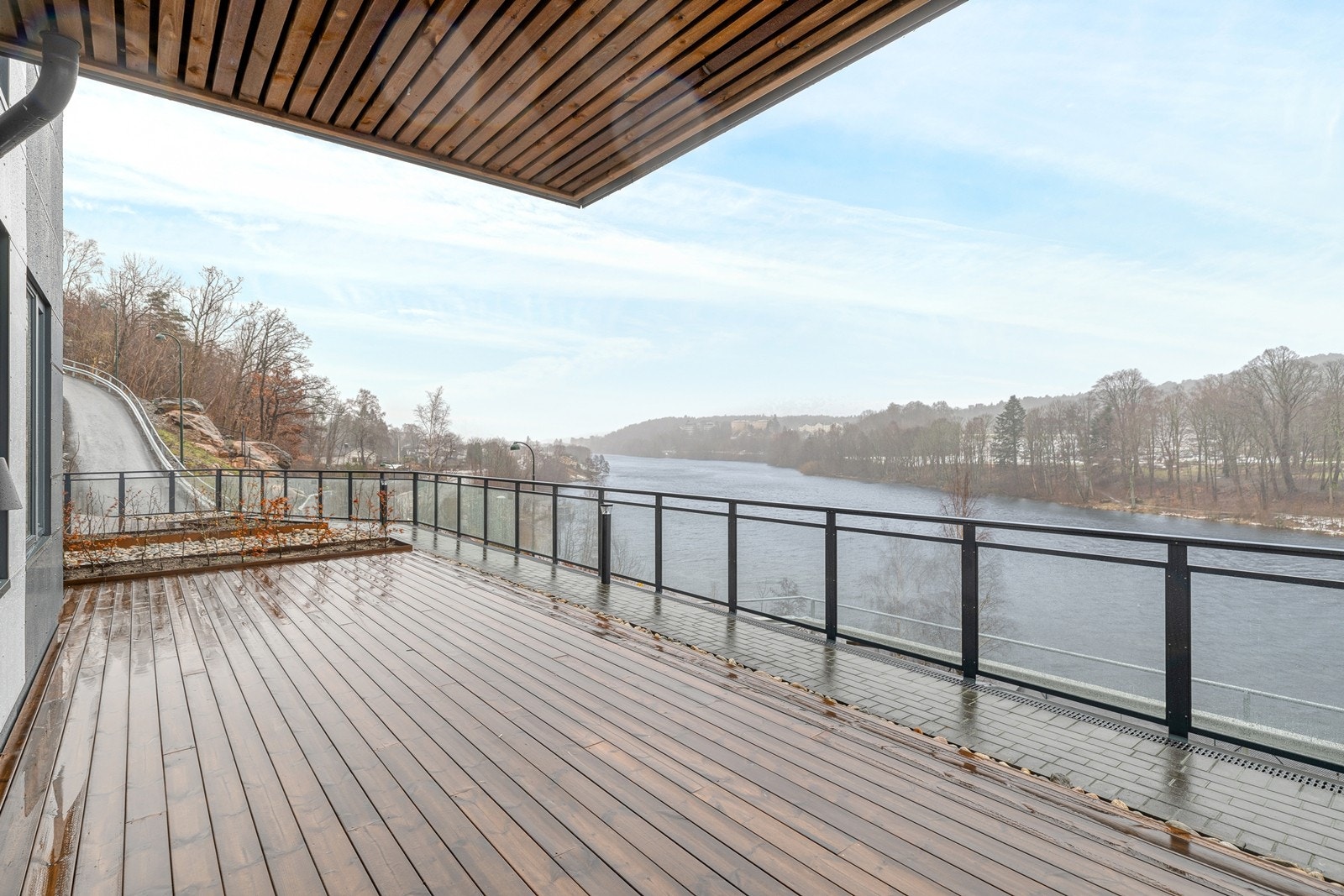 Terrassen er meget solrik og kan by på gode solforhold samt godt med varme på solfylte dager. Galleribilde