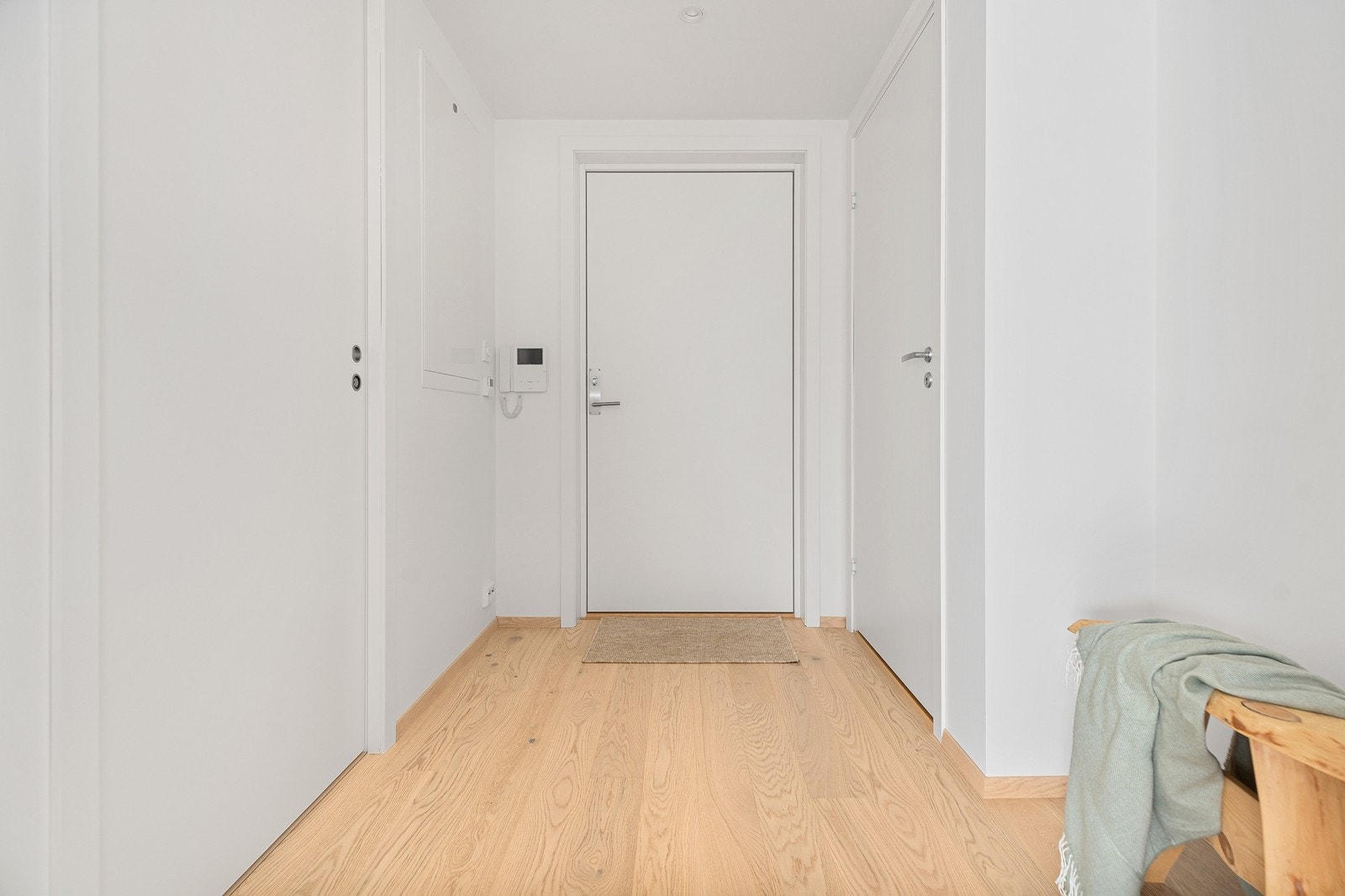 Gang/entré. Til venstre finner du leilighetens bad og til høyre er det en praktisk innvendig bod. Galleribilde