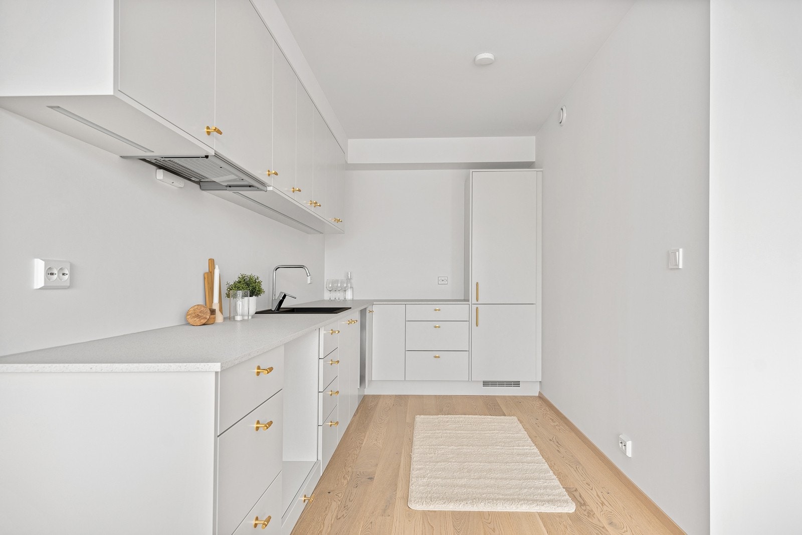 Her får du godt med skap- og benkeplass som passer ypperlig for tilberedning av hyggelige måltider. Galleribilde