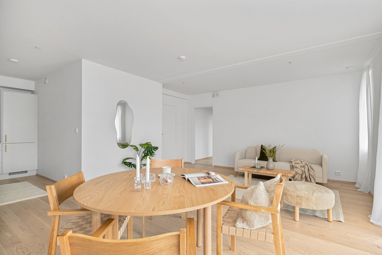 Leiligheten har klassiske hvite vegger, vannbåren varme i gulv samt 1-stavs hvitpigmentert eikeparkett. Galleribilde