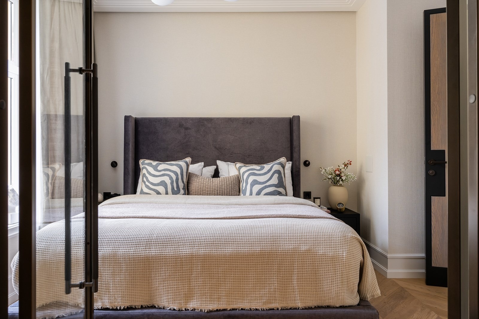 Master-suite med god plass til dobbeltseng og tilhørende møblement. Galleribilde