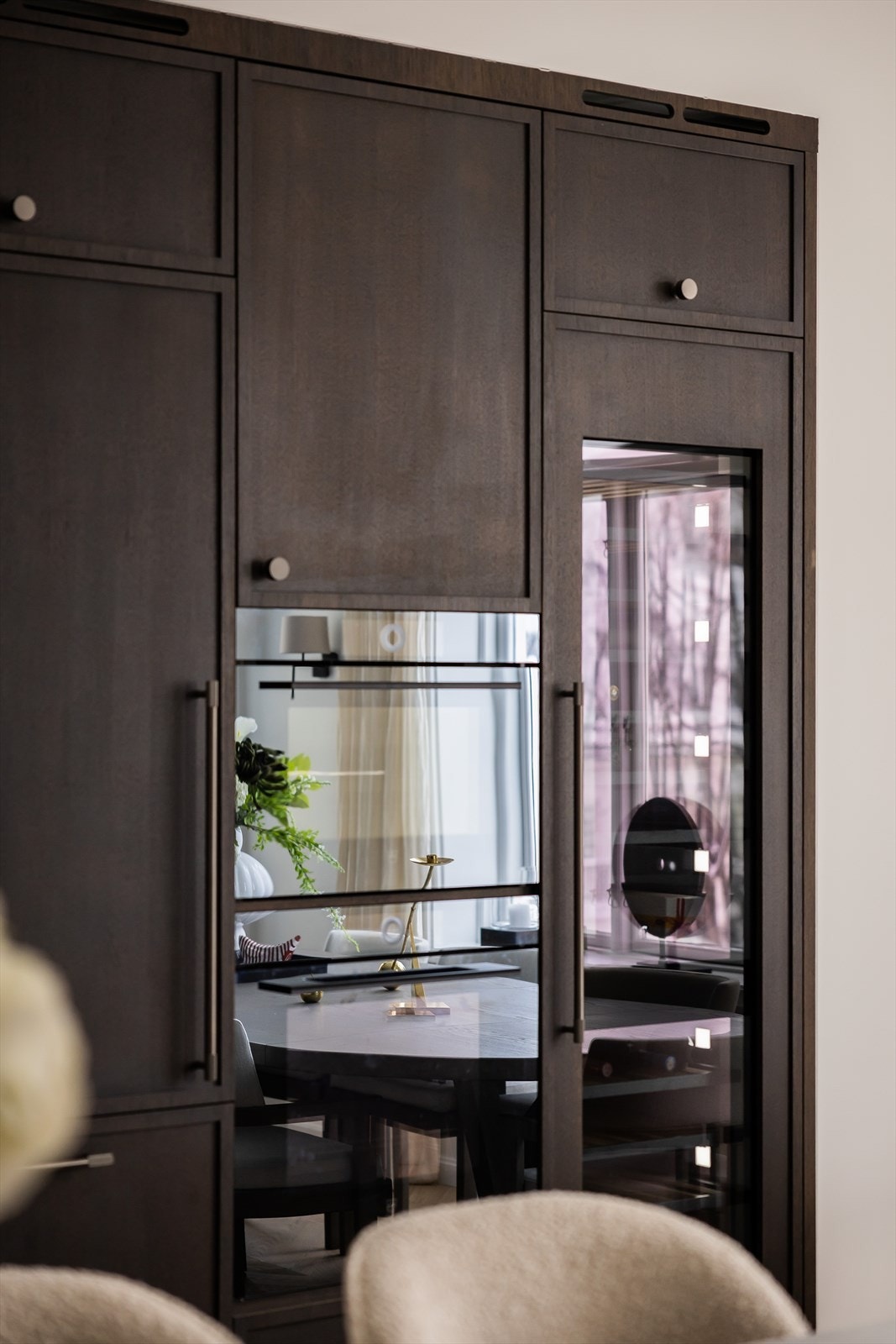 Hvitevarer fra den sveitsiske premium leverandøren V-ZUG, og kjøleskuffer fra Norcool - Premium integrerte vinskap og kjøl/frys fra Fisher og Paykel i 213cm høyde med kvalitetsbelysning, ulike kjølesoner og isbitmaskin Galleribilde