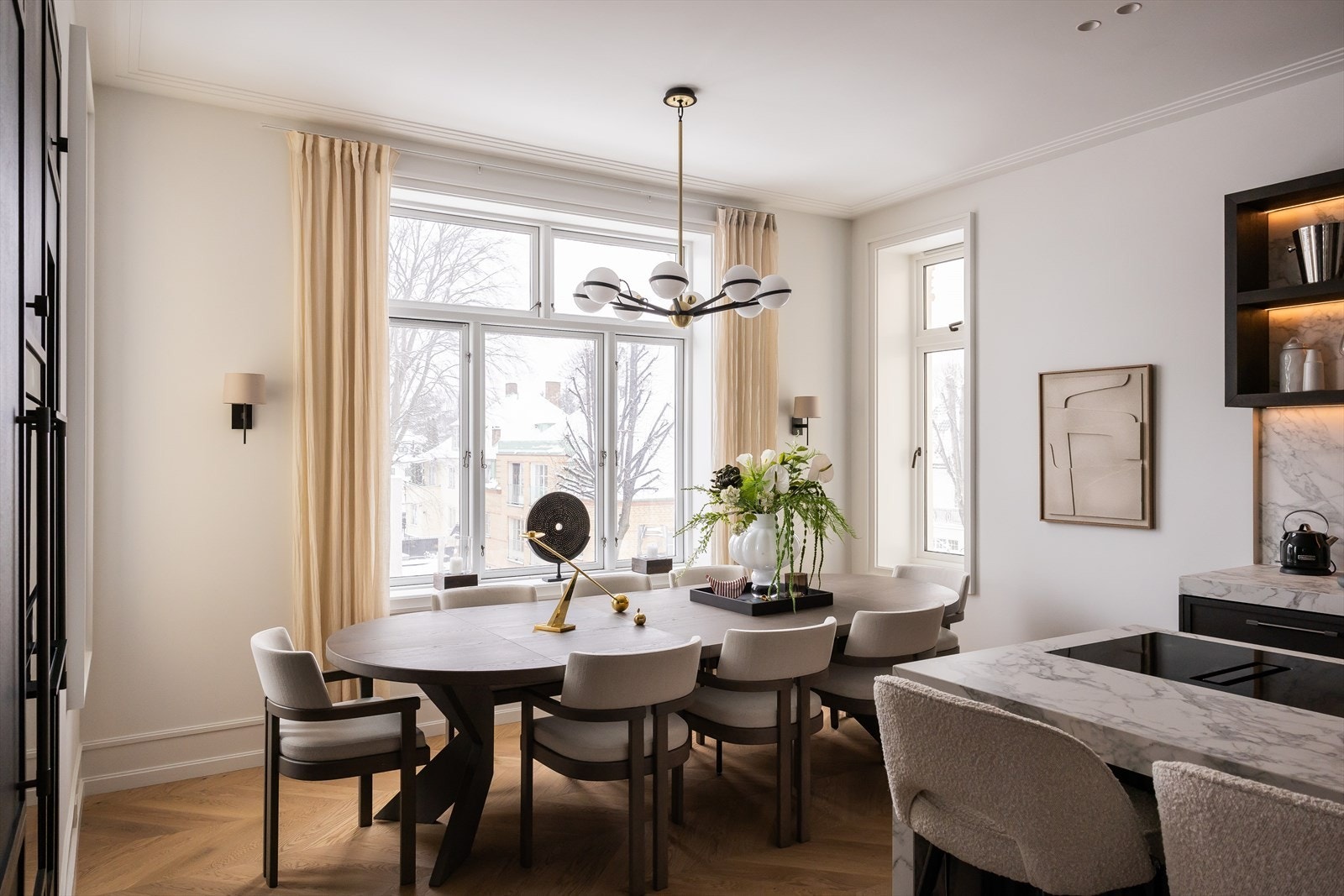 Rikelig med plass til flere gjester - Her kan man nyte hyggelige middagsselskaper med gode venner og familie Galleribilde