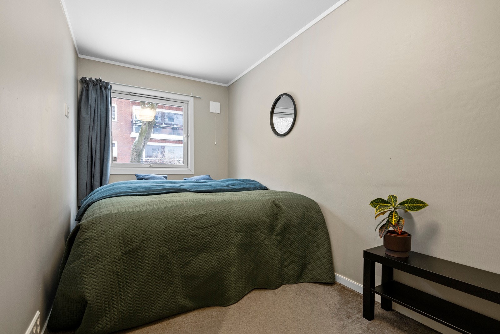 Soverom I med plass til både dobbeltseng og skyvedørgarderobe Galleribilde