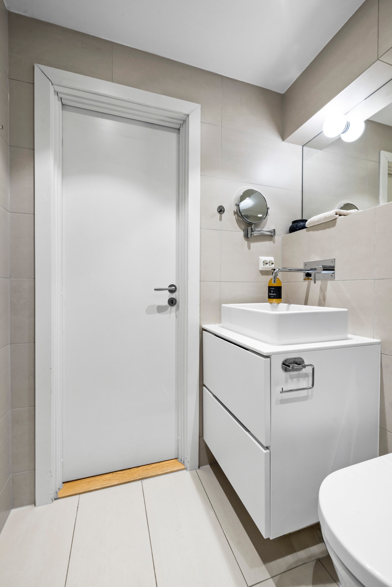 Veggmontert servantskap med utenpåliggende keramisk vask og integrert ett-greps armatur i krom Galleribilde