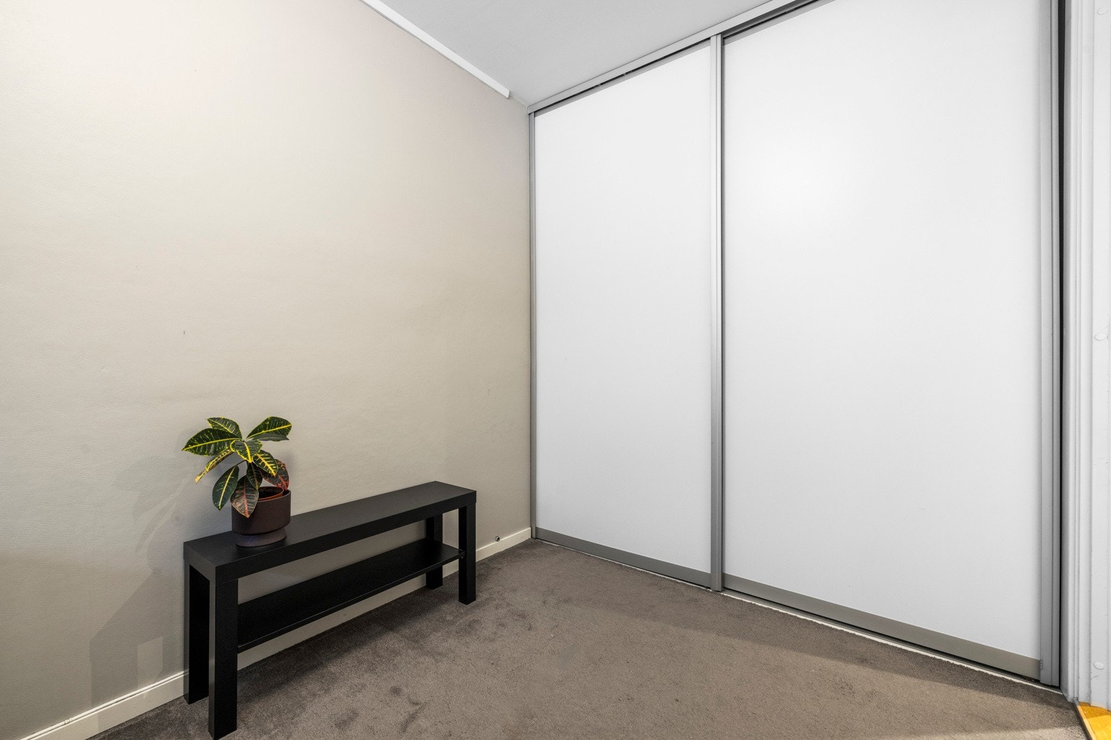 Romslig skyvedørgarderobe Galleribilde