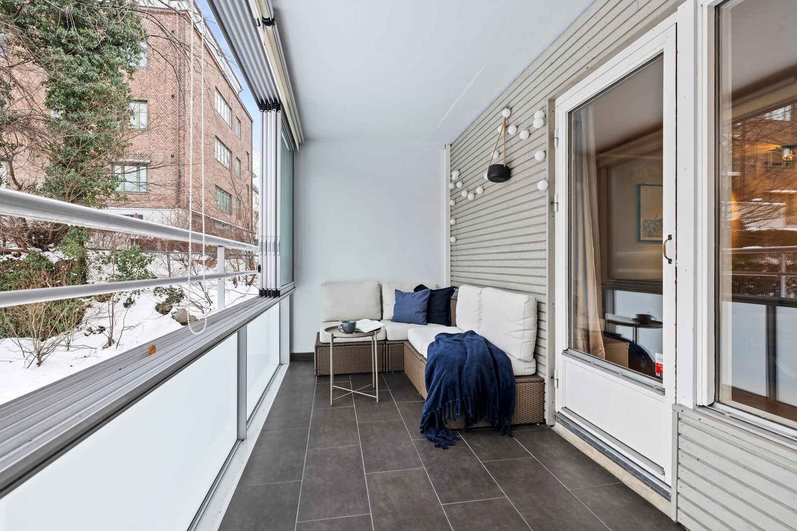 Utgang til sydvestvendt innglasset balkong på ca. 9,6 kvm med utgang fra stuen Galleribilde