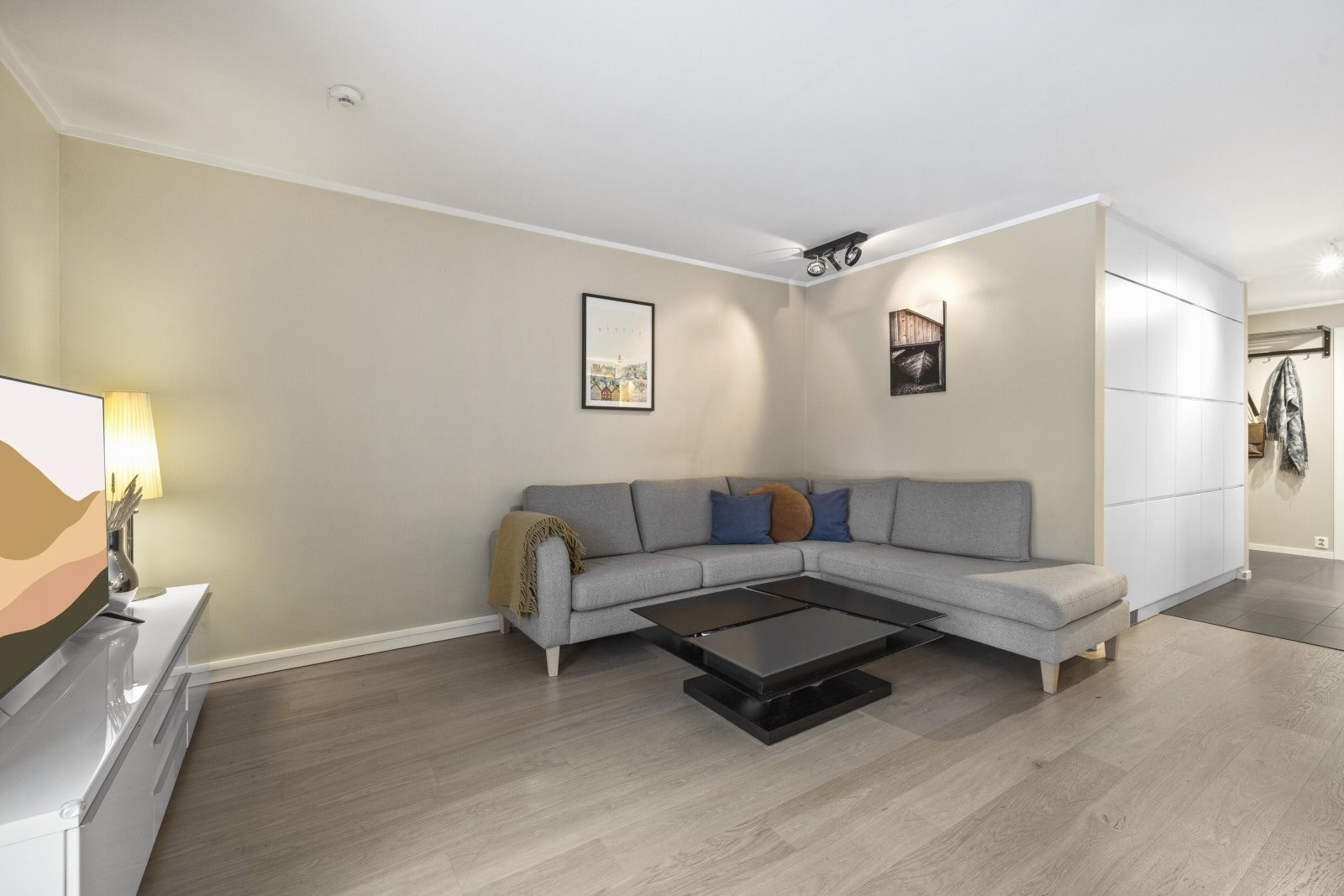 Lys og romslig stue med rikelig plass til sofahjørne, TV-seksjon og spisebord Galleribilde