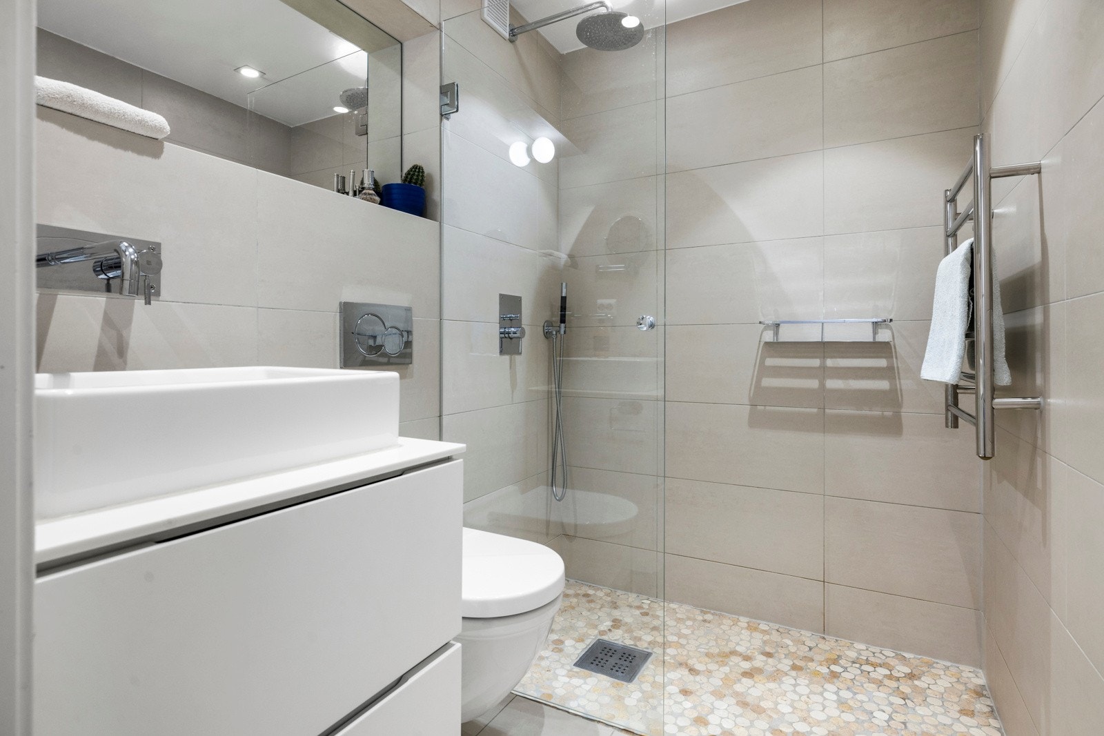 Svingbar dusjvegg og integrert termostatstyrt dusjbatteri med både hånd- og regnfallsdusj Galleribilde