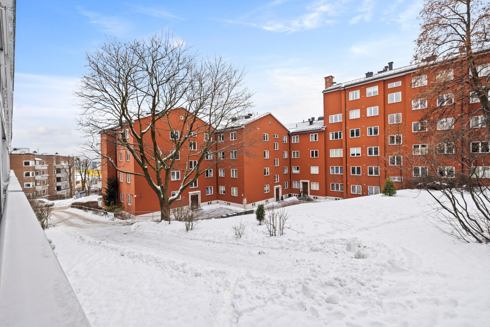 Utsyn mot pent opparbeidet grøntareal / snødekke Galleribilde