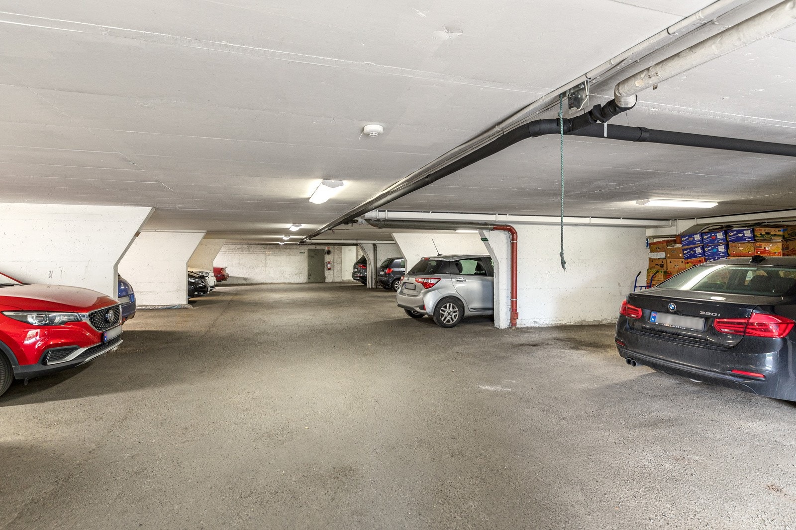 Borettslaget disponerer over 20 garasjeplasser i felles garasjeanlegg. Plasser blir tildelt etter venteliste og koster kr. 700,- pr. mnd. Det er etablert infrastruktur for lading. Galleribilde