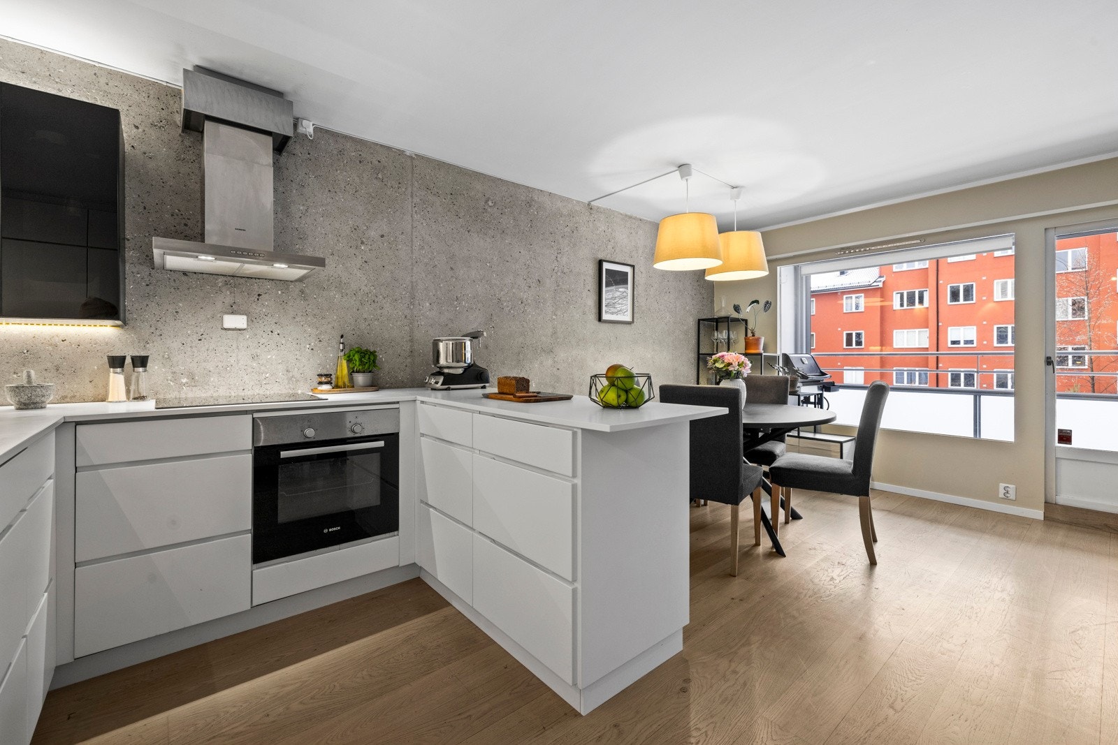 Lys benkeplate med underlimt komposittvask og ett-greps armatur i sort Galleribilde