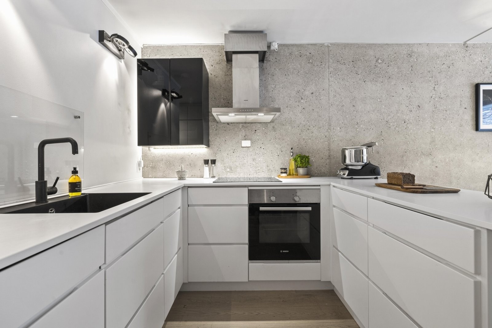 Integrerte hvitevarer som oppvaskmaskin fra Electrolux, kjøl/frys, stekeovn og platetopp fra Bosch (2023) samt vegghengt avtrekksvifte Galleribilde