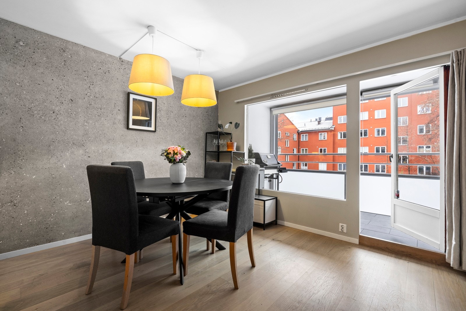 Lys og romslig stue med utgang til balkong - De store vindusflatene slipper inn mye naturlig lys, noe som skaper en luftig atmosfære Galleribilde