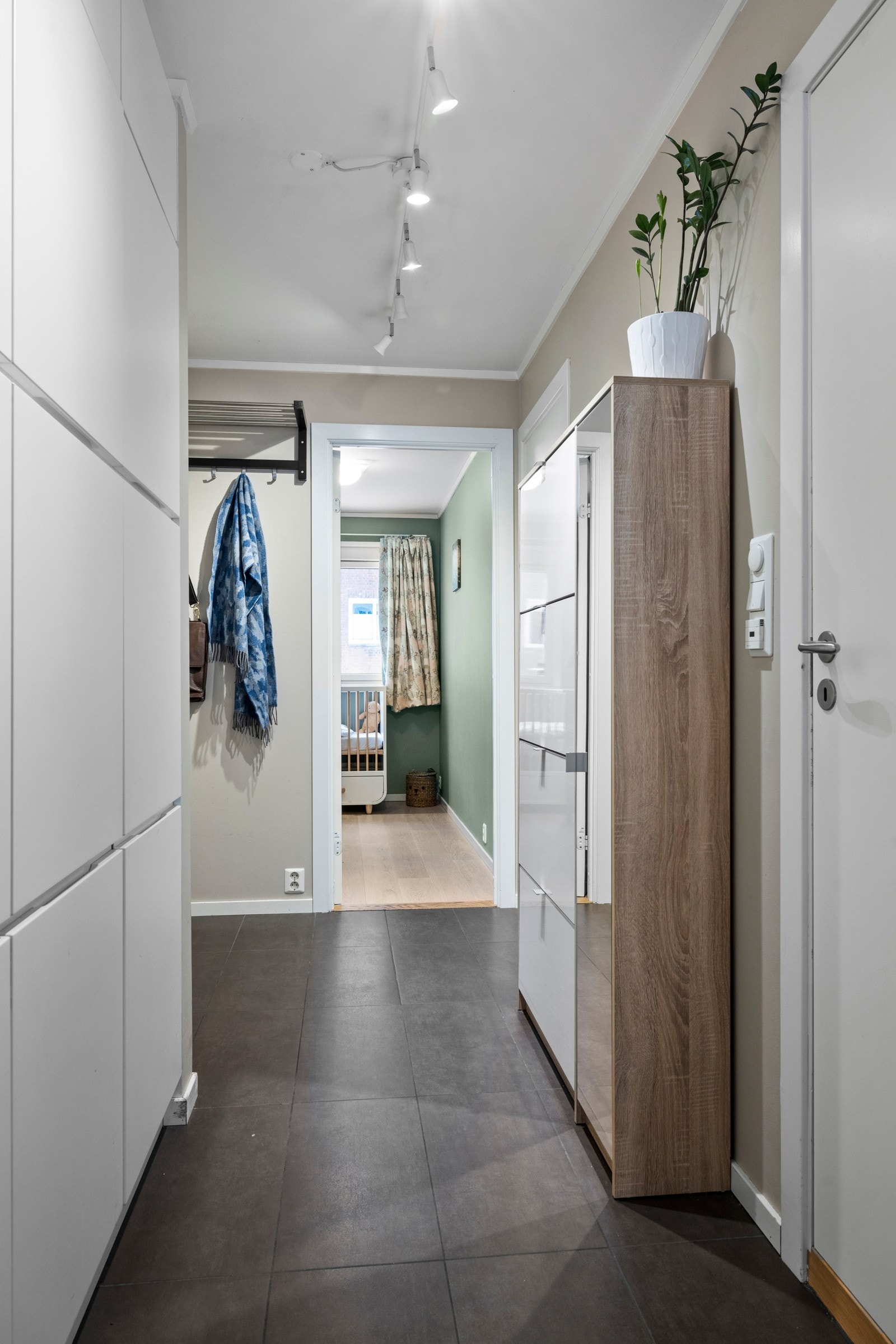 I gangen er det rikelig med plass til oppbevaring av yttertøy og sko samt ytterligere lagring. Praktiske fliser med gulvvarme. Galleribilde