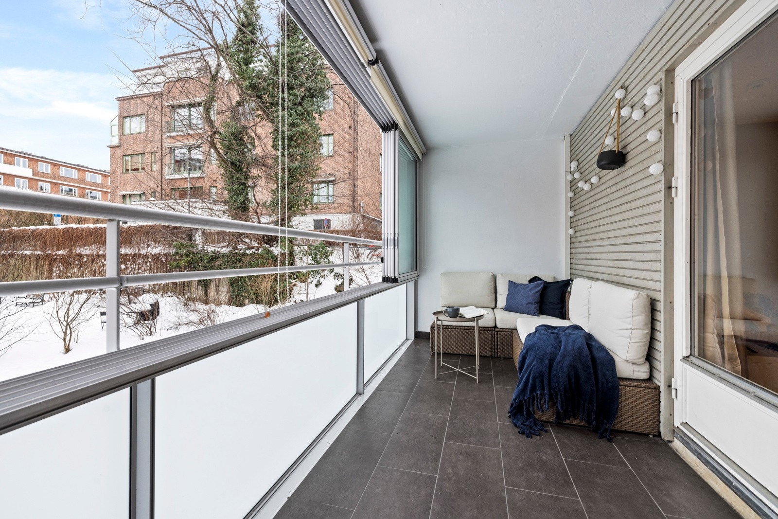 Utgang til sydvestvendt innglasset balkong på ca. 10 kvm med utgang fra stuen Galleribilde