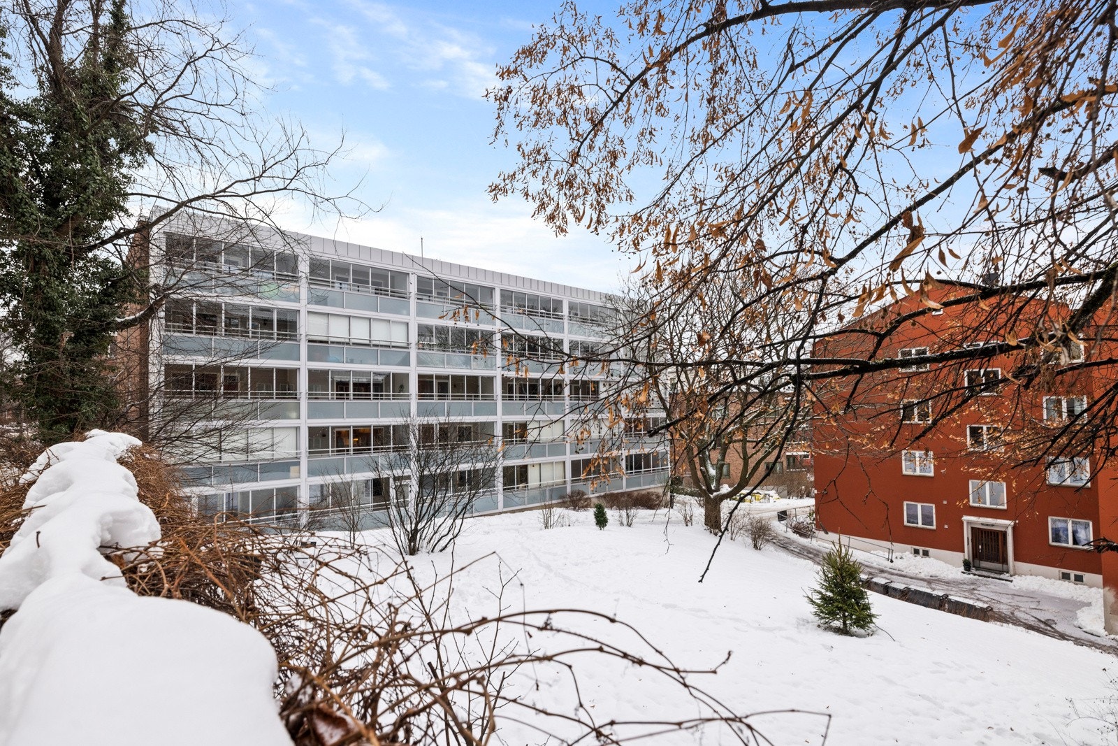 Fasade - Utgang til sydvestvendt innglasset balkong på ca. 10 kvm med utgang fra stuen Galleribilde