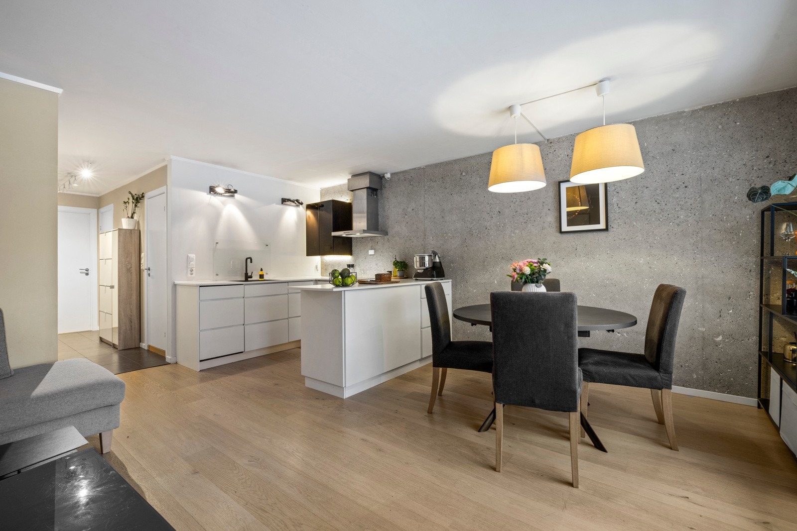 Spisestue. Betongveggen skaper en fin kontrast i rommet ellers er det en-stavs parkettgulv samt malte slette vegg- og takflater. Galleribilde