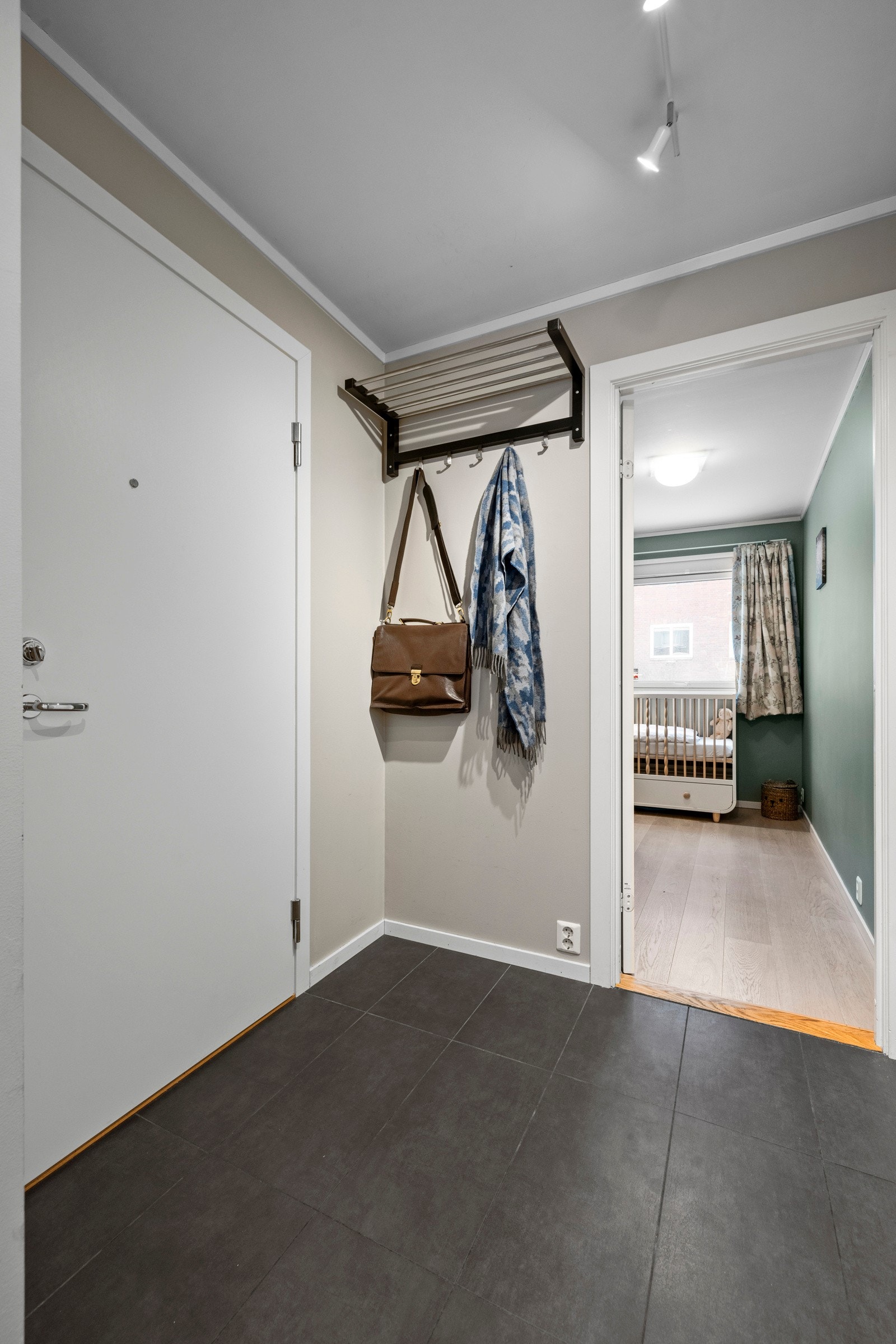 Innbydende entré som skaper et godt førsteinntrykk av boligen Galleribilde