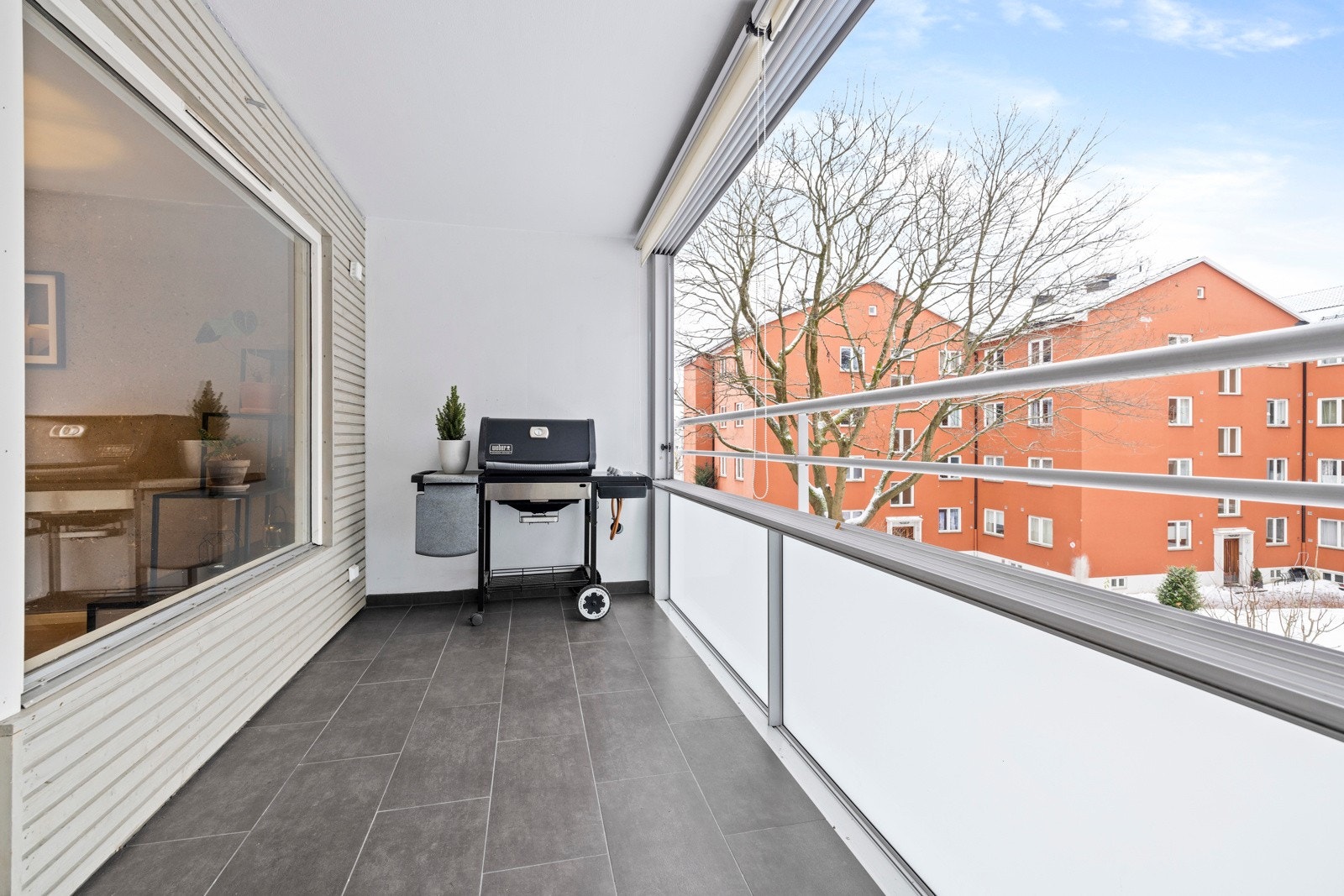 Balkongen fremstår som en naturlig forlengelse av stuen på hele 10 kvm Galleribilde