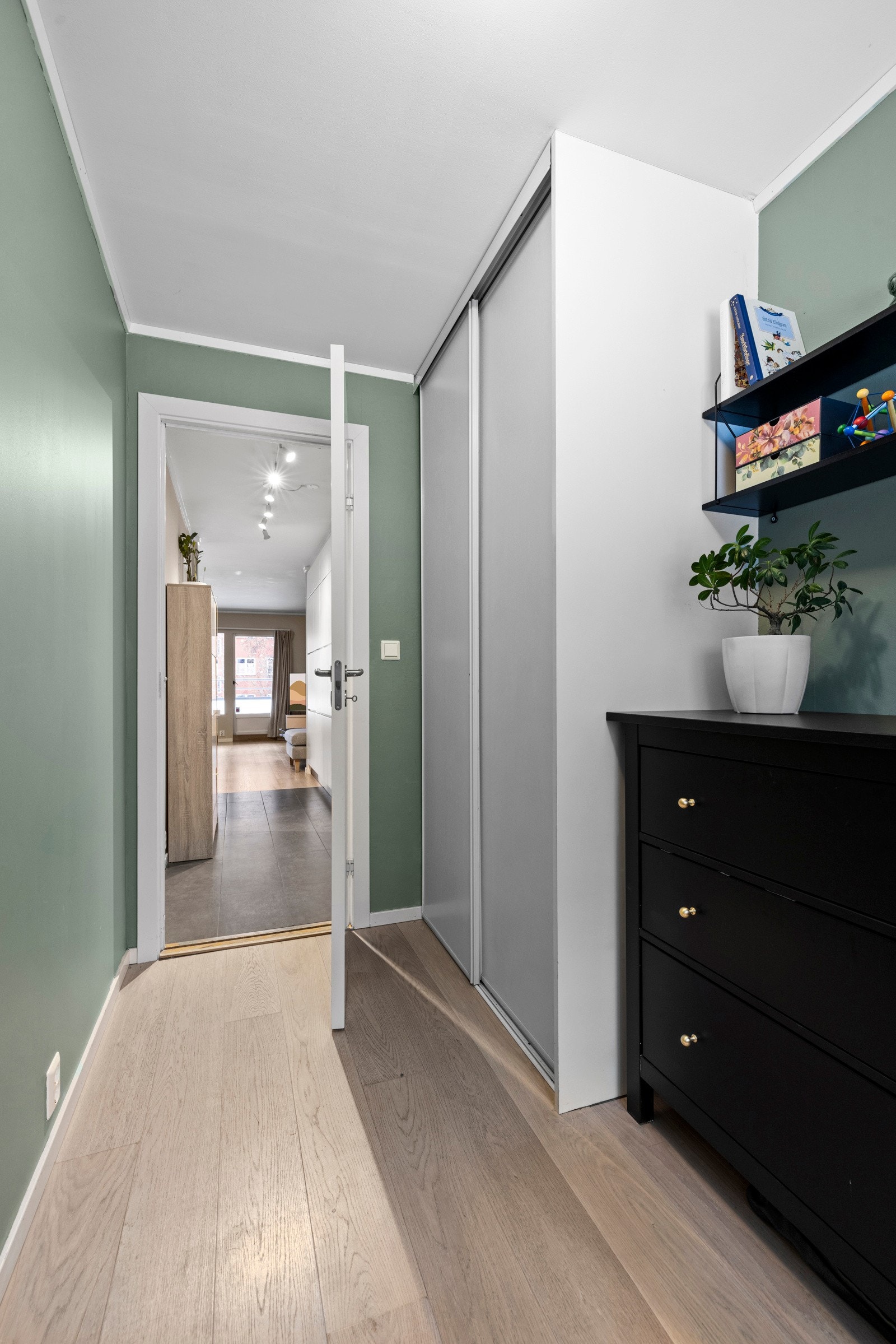 Garderobeskap på soverom II Galleribilde