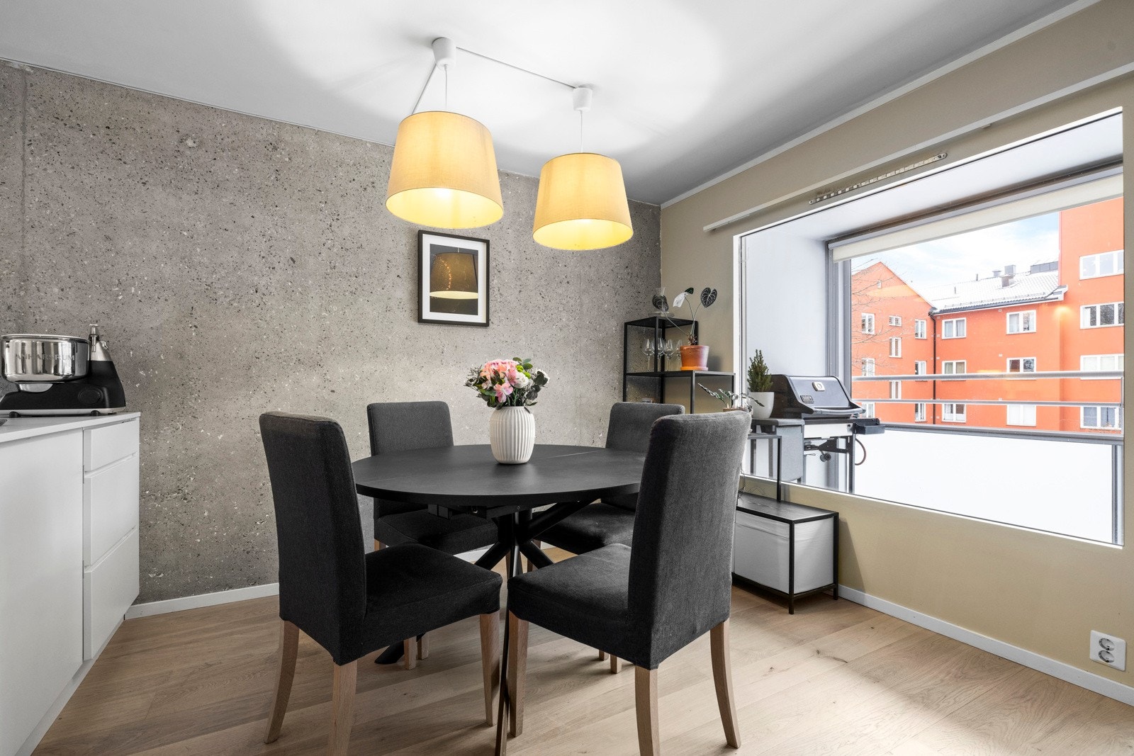 Fra stuen er det utgang til en innglasset balkong som fungerer som en naturlig forlengelse av stuen Galleribilde