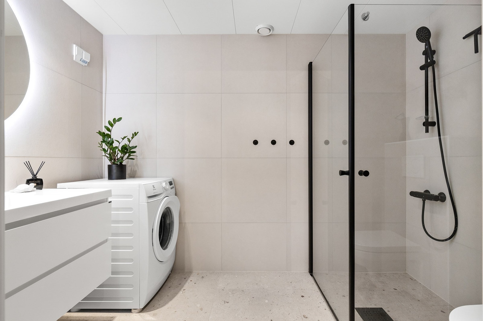 Boligens andre bad er også av god størrelse med tilkomst fra entréen. Her er det plass og opplegg til både vaskemaskin og tørketrommel. Galleribilde