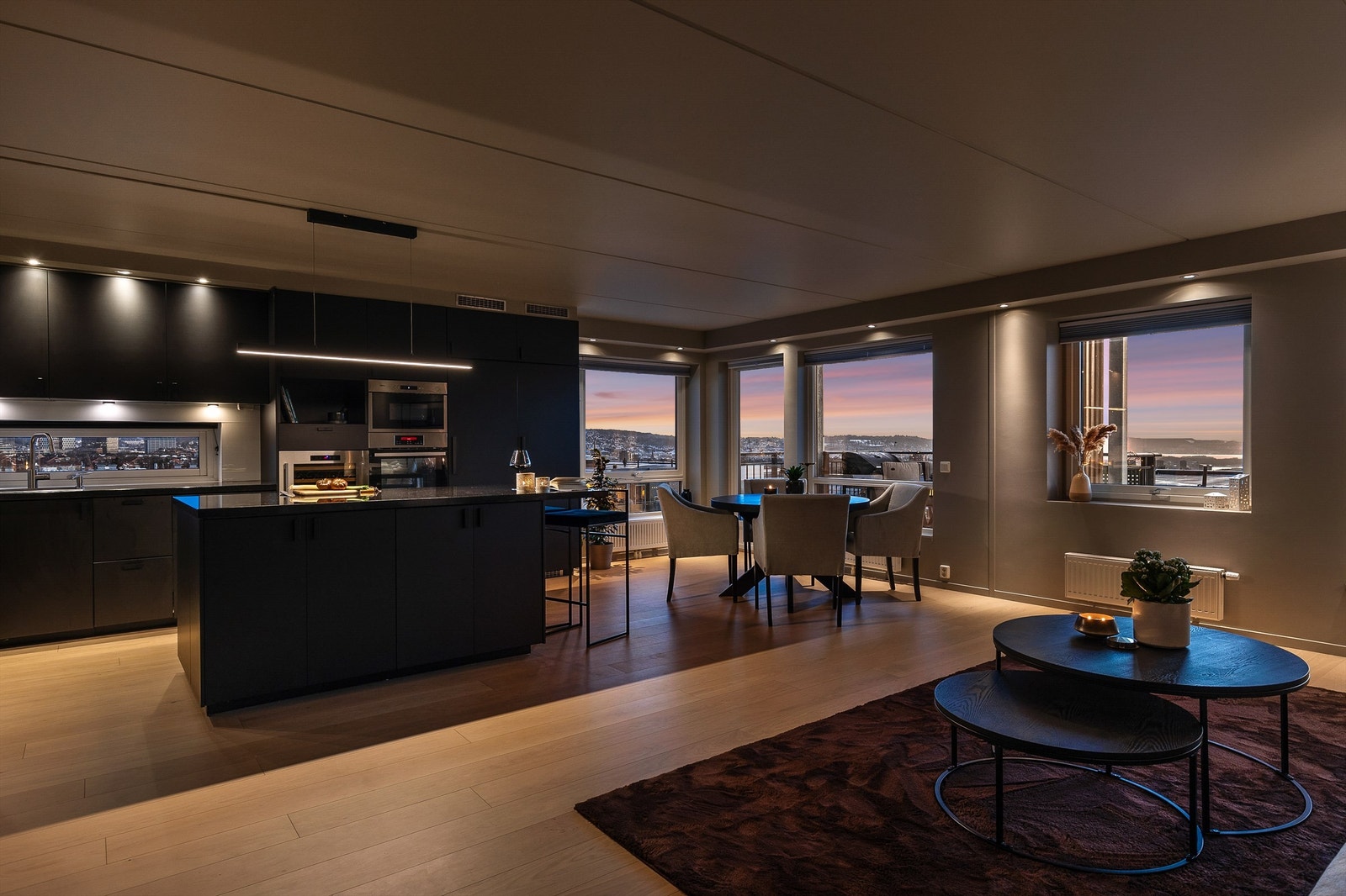 Med store vindusflater fra flere sider får man observere vakre solnedganger over fjorden rett fra egen stue. Galleribilde