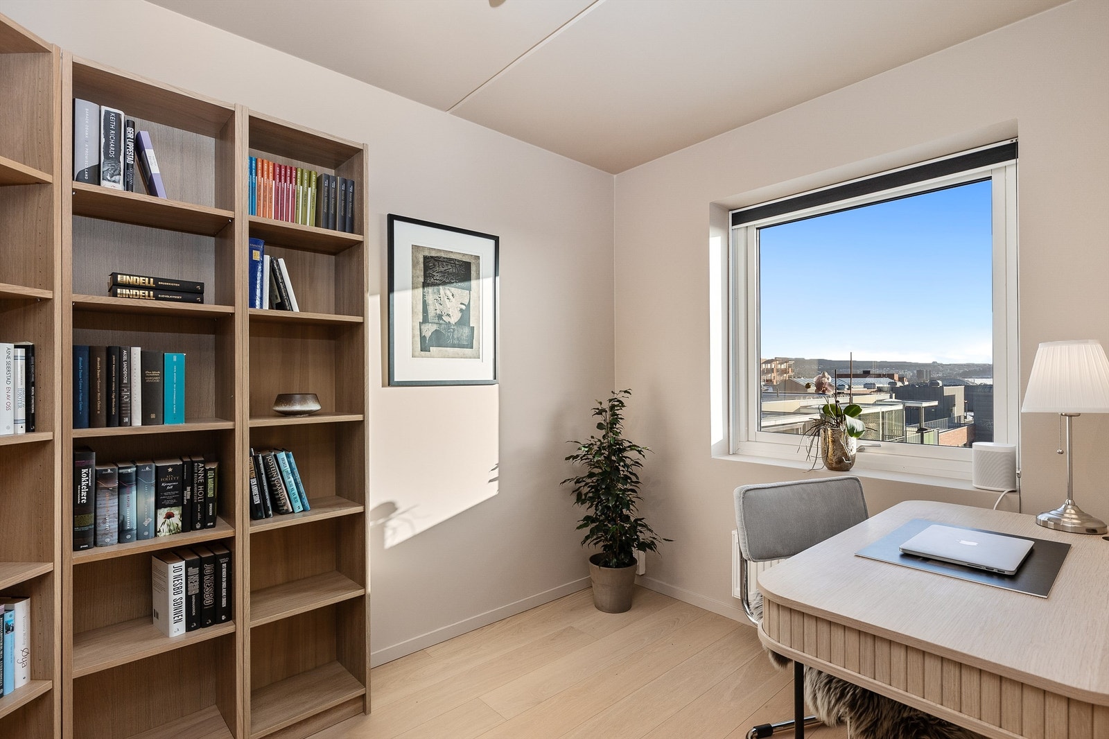 Rommet passer perfekt som kontor slik det er i dag, eller som gjesterom/ barnerom. Galleribilde