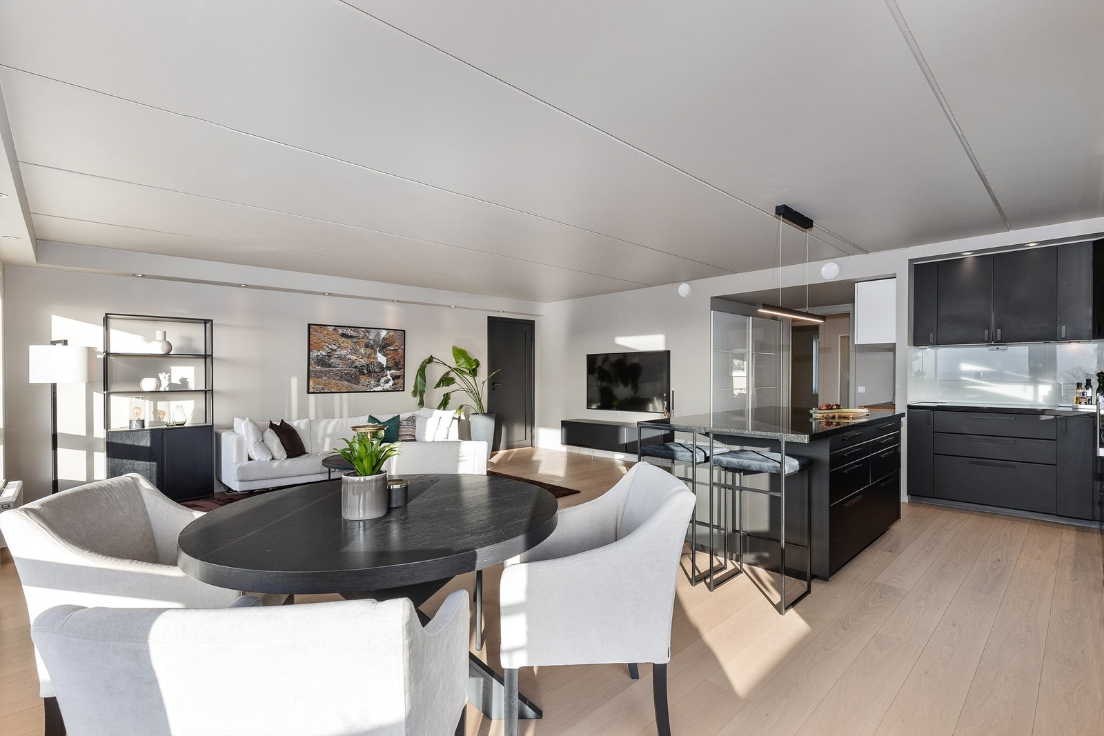 Leiligheten har en åpen stue/kjøkkenløsning av god størrelse, med lysinnslipp fra store vindusflater. Galleribilde