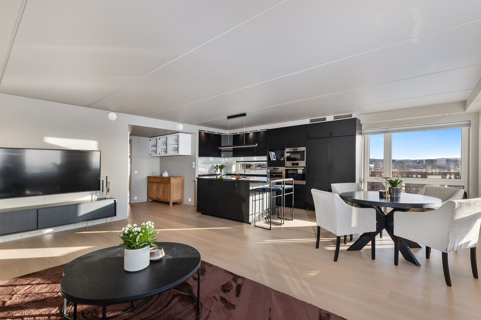 En sjelden 4-roms hjørneleilighet med utsikt over hele byen, to store, sydvestvendte balkonger og gjennomgående god standard. Galleribilde