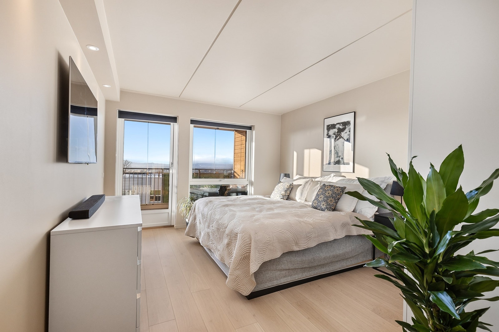 Hovedsoverommet er av god størrelse med plass til dobbeltseng, tilhørende nattbord på begge sider, og annet ønskelig soveromsmøblement. Herfra er det utgang til boligens andre balkong. Galleribilde