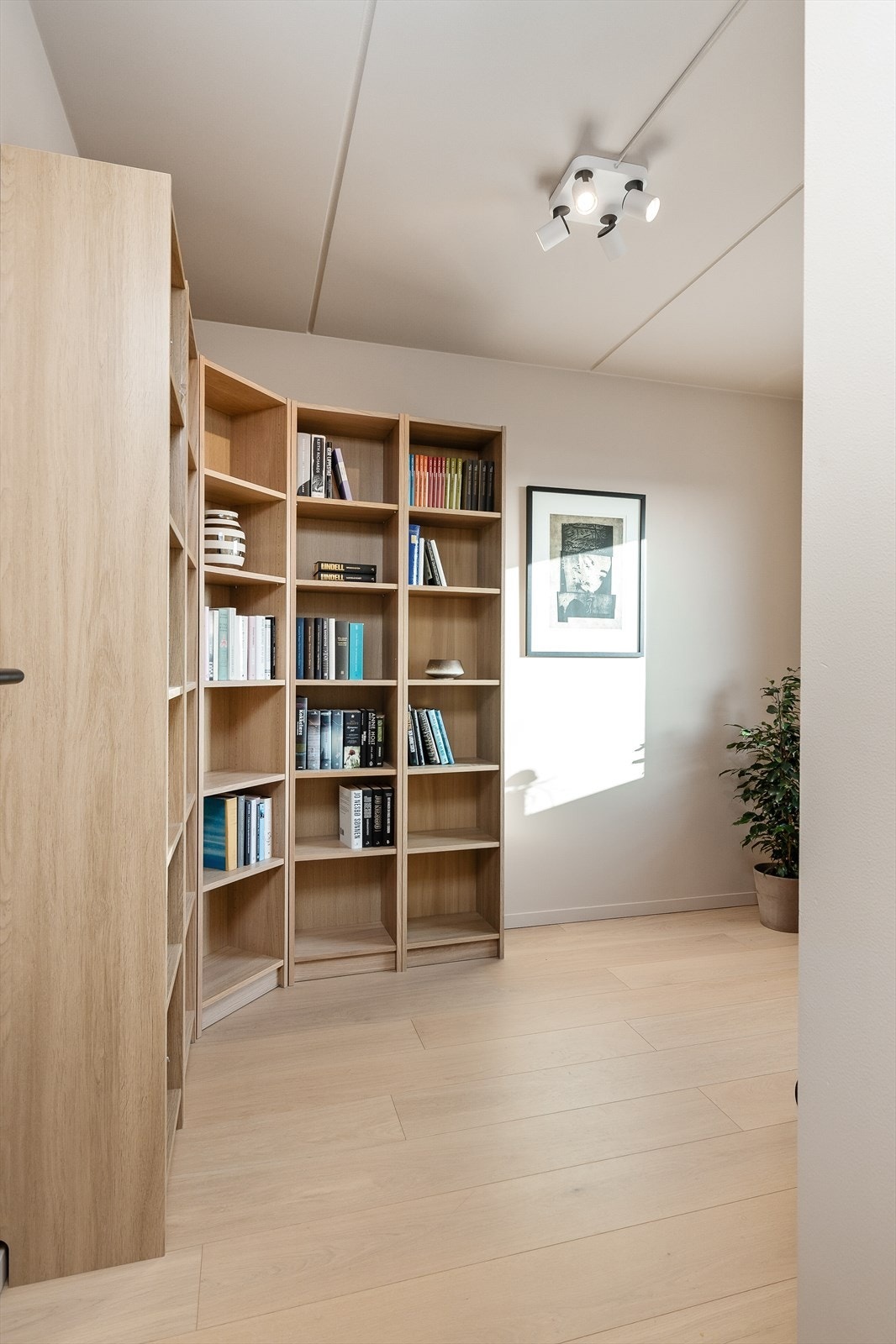 Boligens andre soverom er i dag benyttet som kontor. Bokhyllene medfølger salget. Galleribilde