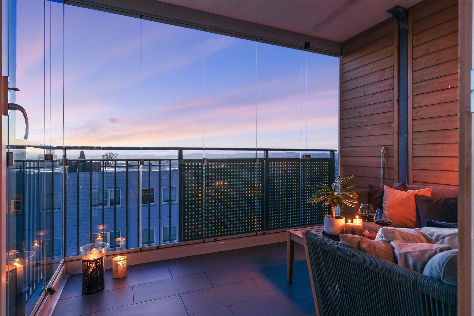 Balkongen er romslig og har plass til å innrede med ønsket utemøblement. Balkongen er innglasset og det er installert varmelampe, noe som forlenger bruken til større deler av året. Galleribilde