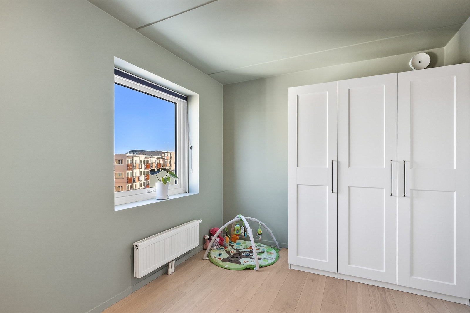 Rommet er innredet med en romslig garderobe som medfølger salget. Galleribilde