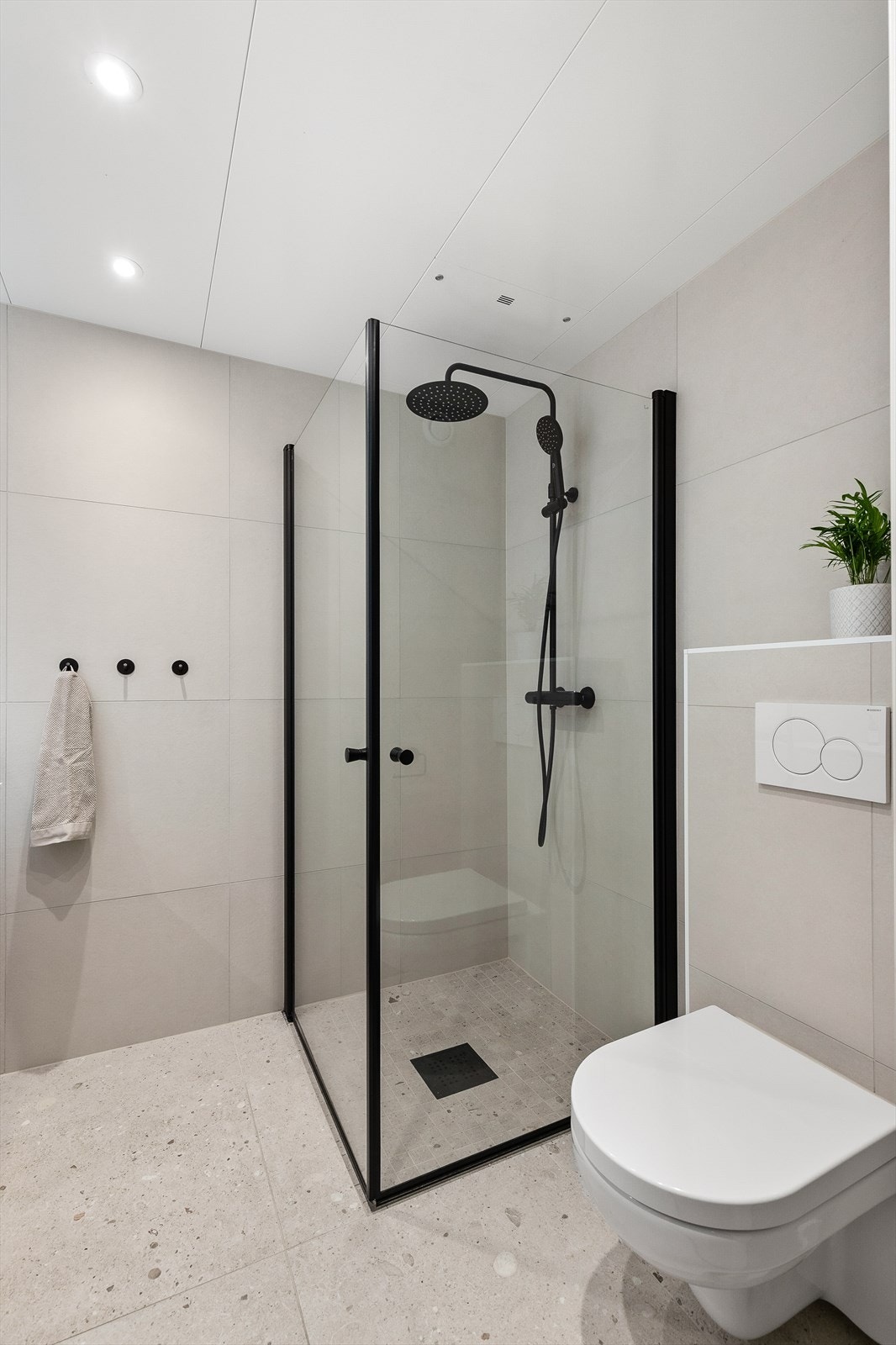 Delikat dusjhjørne med svingbare glassdører. Galleribilde