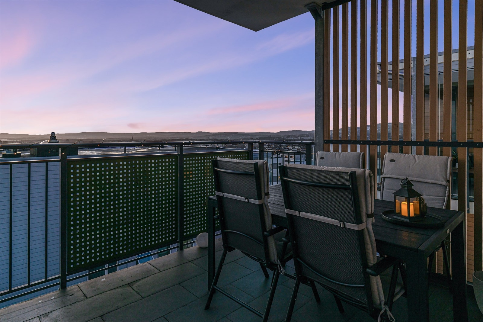 Det er god plass til å møblere med sittegruppe eller annet ønskelig utemøblement. Galleribilde