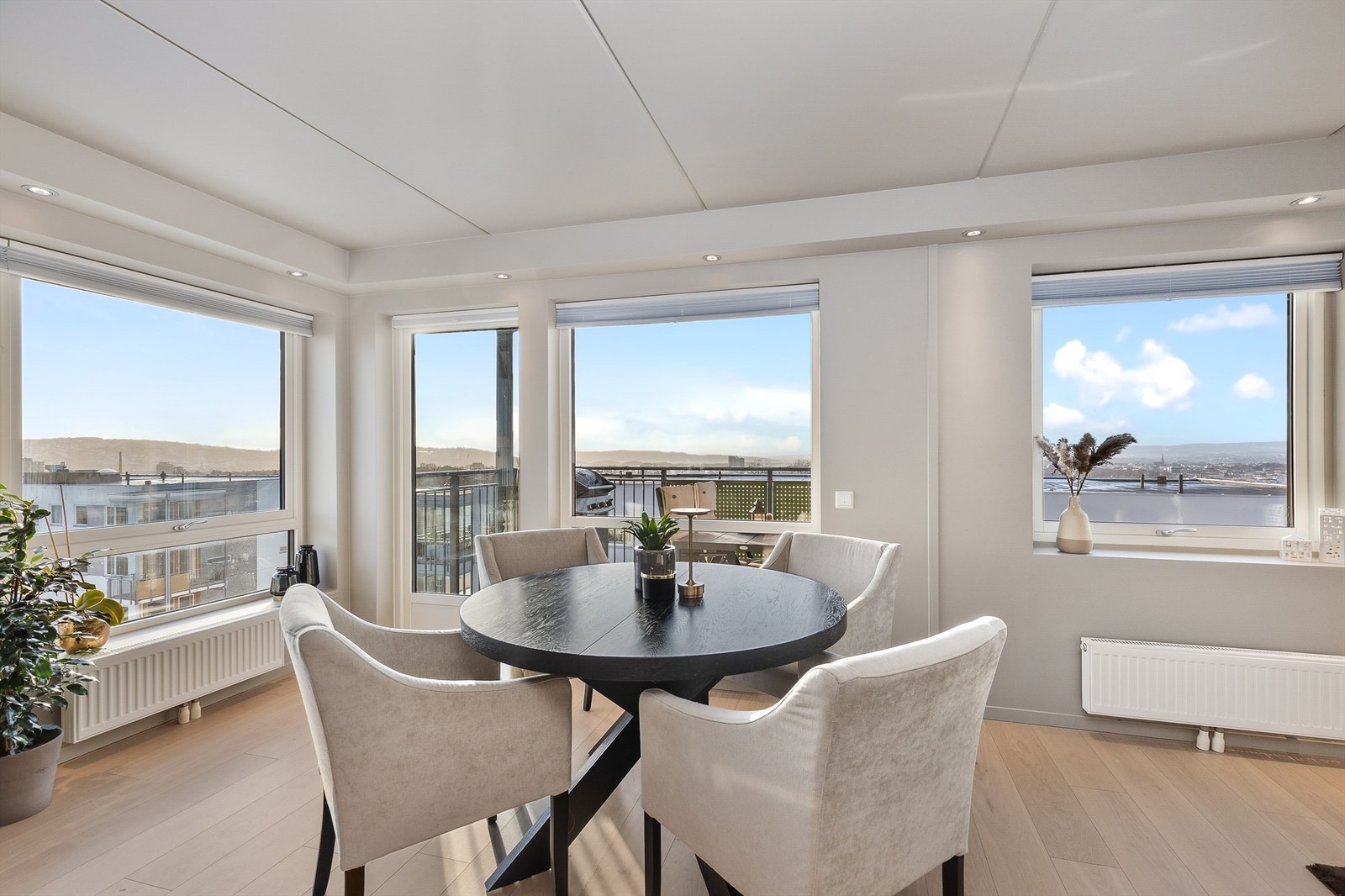 Fra stuen er det utgang til en av boligens to romslige balkonger på 9 kvm. Galleribilde