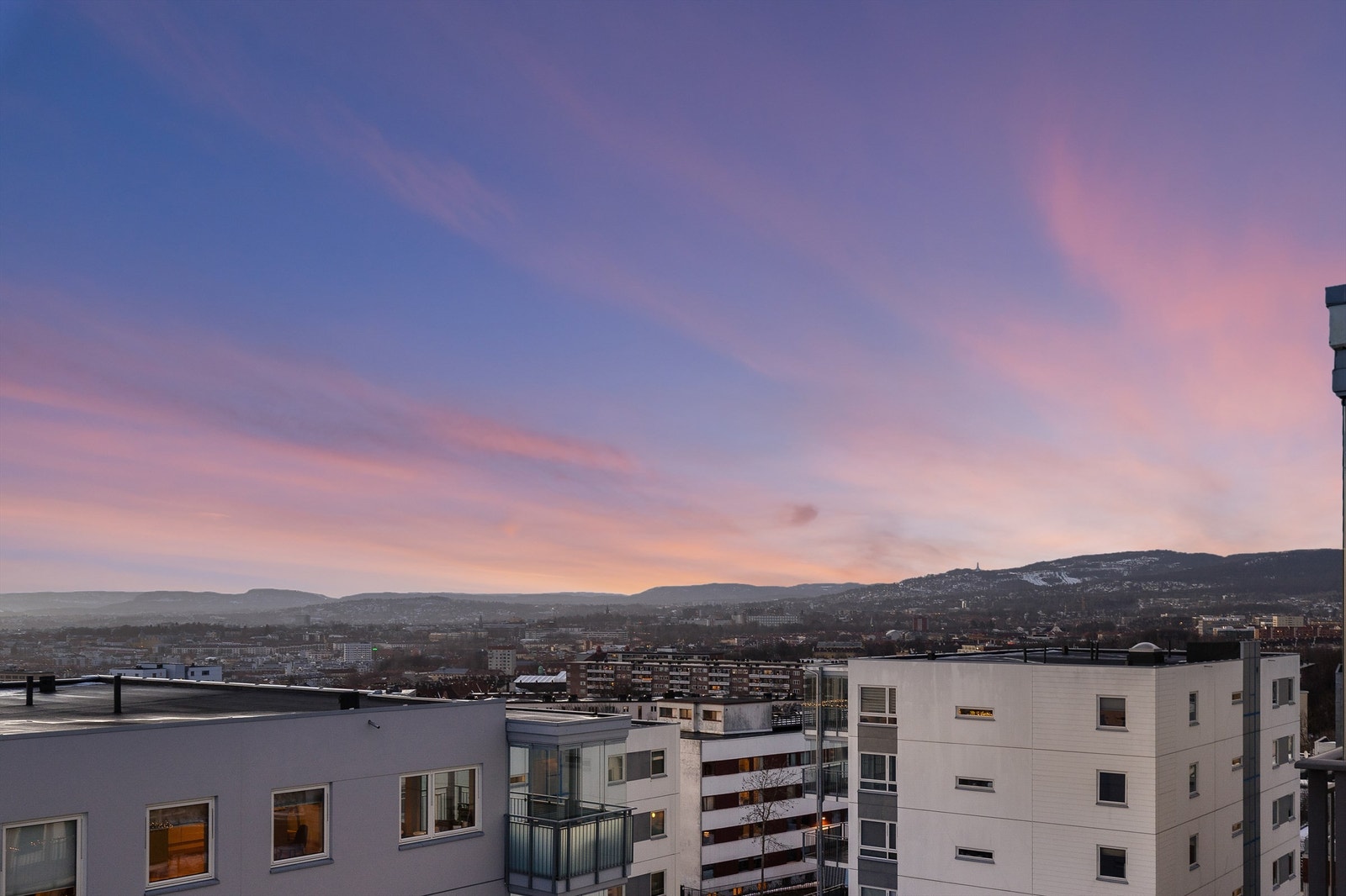 Her får man utsikt over hele byen, fra Ellingsrud i øst, over Oslofjorden og Holmenkollen til Tryvann i vest. Galleribilde
