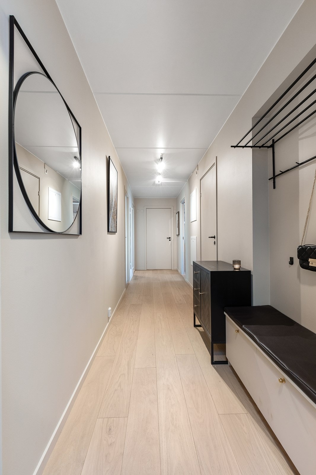 Leilighetens entré er innbydende og gir et godt førsteinntrykk av boligen. Det er god plass til å henge fra seg yttertøy og sko. Selger har fått bygget sittebenk med oppbevaring i inngangspartiet. Galleribilde